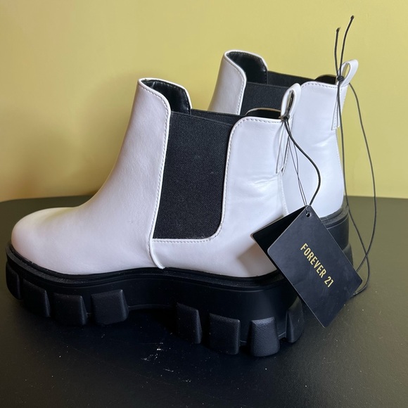 NWT Faux Leather Platform Chelsea Boots Forever21 - Picture 6 of 7